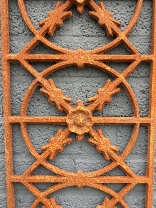 Cast iron window grill, raamrooster, massief smeedijzer, rust-bruin.